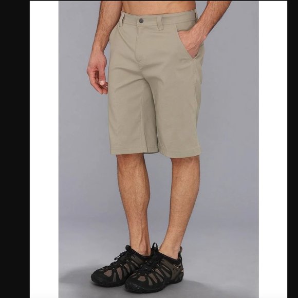 Columbia 38 Omni-Shield 12” Shorts 2 front slash, back, velcro, zip & sn… - Picture 15 of 15